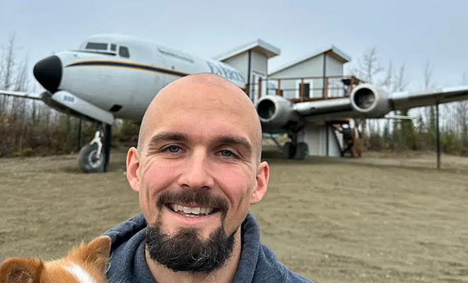 Пилот из Арктики превратил списанный самолет в квартиру: как она выглядит внутри