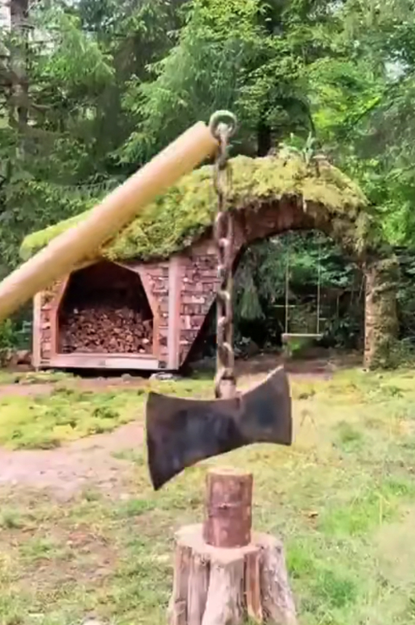 Мужчина тратит все силы на то, чтобы придумать новый способ рубки дров. Уже получается лучше топора