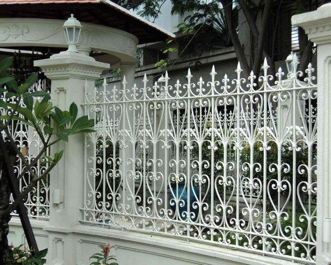 Кованые заборы: разновидности, преимущества и уход (102 фото)
