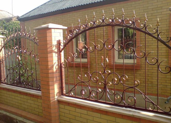 Кованые заборы: разновидности, преимущества и уход (102 фото)