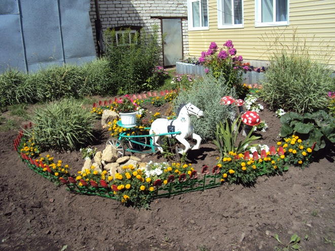 Палисадник перед домом: размер, стиль, выбор растений (80 фото)