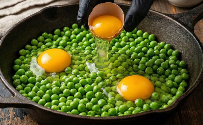 Лук, зеленый горошек и пара яиц: смешиваем и получаем шикарные оладьи