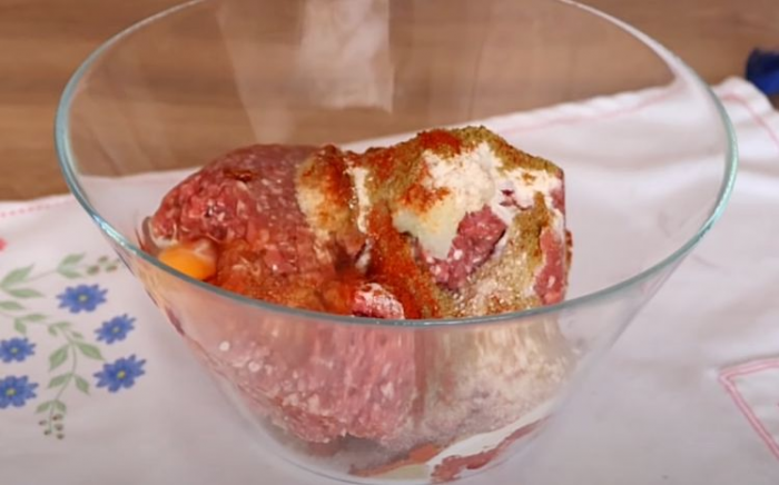 Раскатали лист фарша, добавили начинку и рулет готов. Даже на праздник подать не стыдно