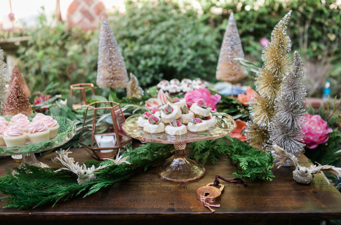 Как украсить стол на Новый год: традиционные варианты и креативные идеи (68 фото)