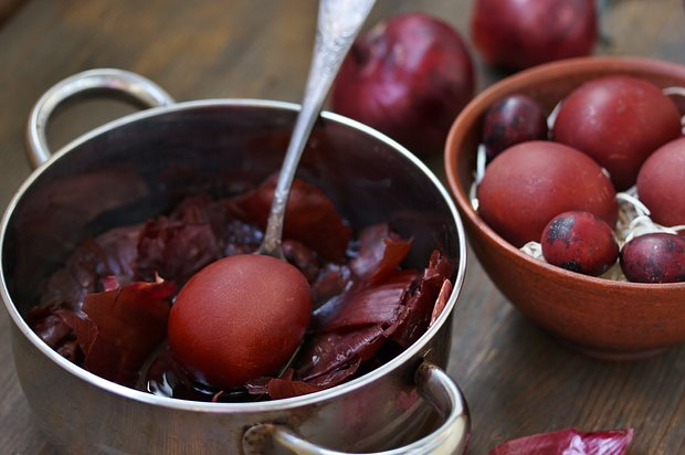 Как покрасить яйца на Пасху луковой шелухой: все способы