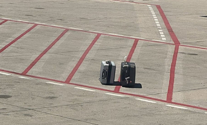 Пассажир заметил брошенные на взлетной полосе чемоданы