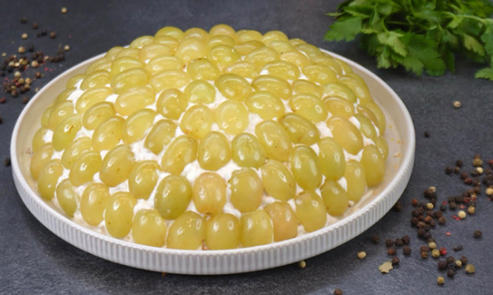 Салат-торт «Завтрак у Тиффани». Продукты простые, но выглядит так, словно готовили на заказ