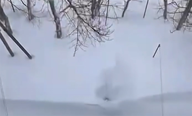 Камчатку завалило снегом настолько, что один из жителей смог выйти в окно пятого этажа. Видео
