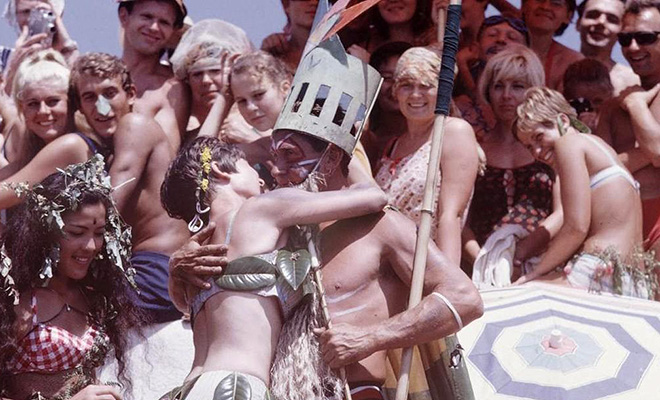 Американский фотограф показал кадры, сделанные назаметно на советском пляже в 1967 году