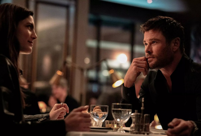 В кино — «Ограбление в Лос-Анджелесе» с Крисом Хемсвортом. Почему это лучший криминальный фильм года?