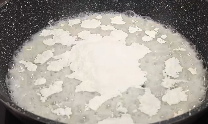 Идеальные куриные крылышки: показываем хитрый трюк с мукой для лучшей панировки