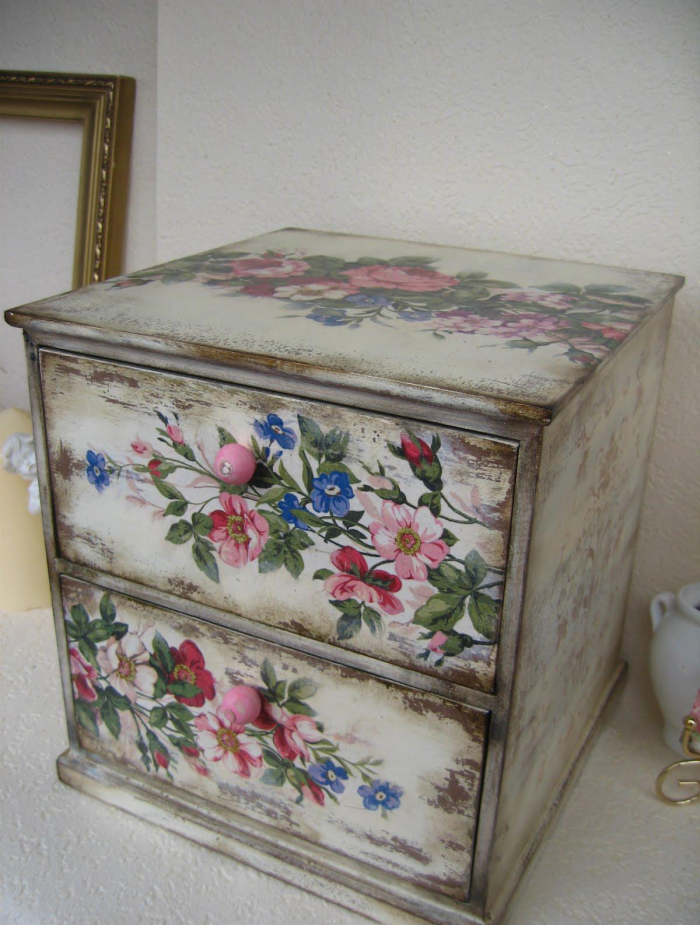 Декупаж мебели своими руками: виды техники и подбор идей для реставрации (26 фото)