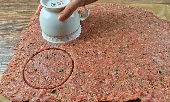Не котлеты, а находка: мясные конвертики с моцареллой в томатном соусе