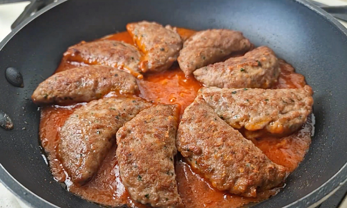 Не котлеты, а находка: мясные конвертики с моцареллой в томатном соусе
