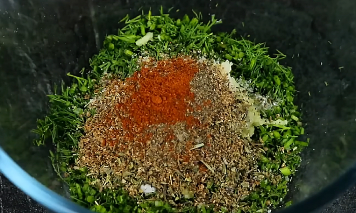 Быстрые маринованные помидоры в пакете: сочная закуска с чесноком и зеленью за 3 часа