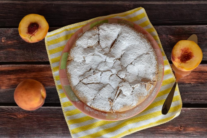Пышная шарлотка с персиками