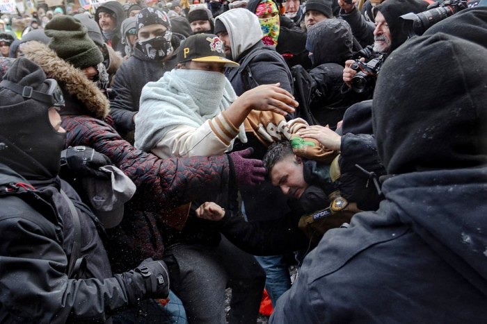 «Убирайтесь к черту!» США охватили массовые протесты из-за арестов нелегальных мигрантов. Самые яркие кадры из бунтующей Миннесоты