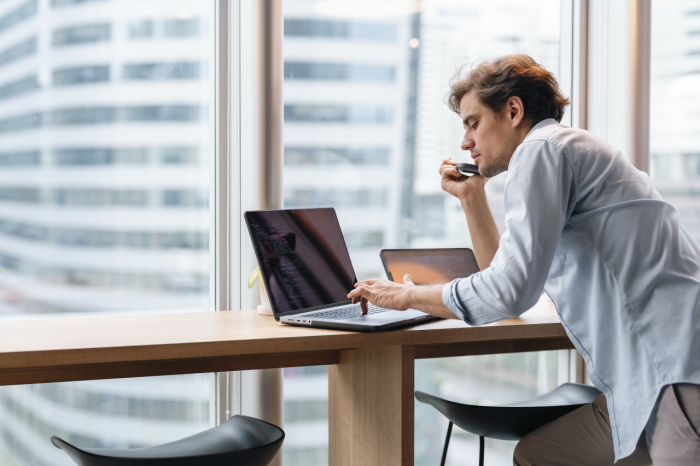 «Специалистов не хватает катастрофически» Бизнес столкнулся с дефицитом кадров в сфере ИИ. Как эту проблему будут решать в России?