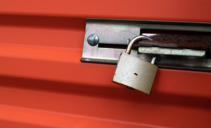 Эмигрант купил забитый мусором склад за бесценок и решил на камеру посмотреть содержимое сейфа, найденного под коробками