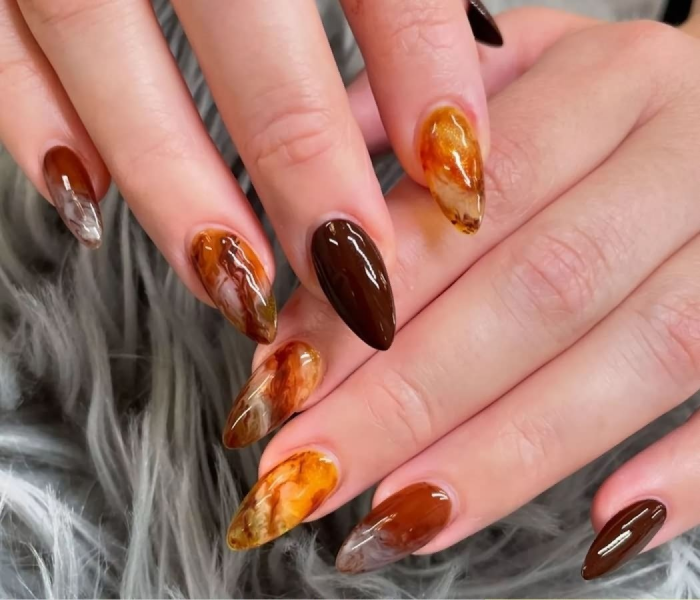 Маникюр на 8 Марта: идеи с фото