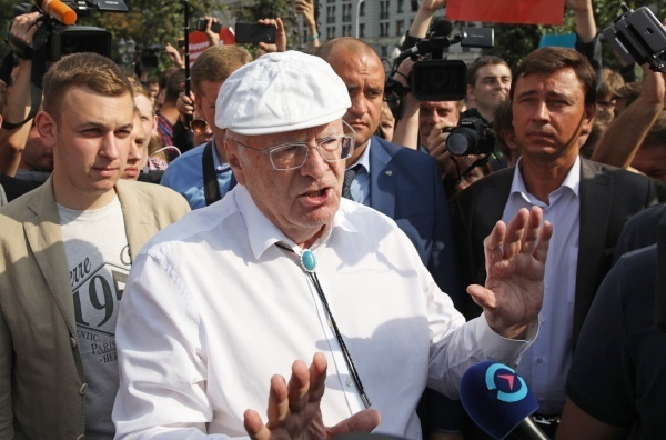 Жириновский подрался с участником несогласованной акции на Пушкинской площади в Москве (видео)