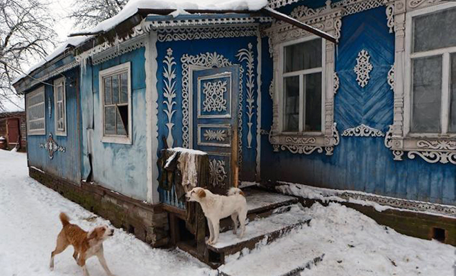 В брянской глубинке притаился неприметный деревенский дом, но внутри хозяин спрятал настоящий дворец. Видео