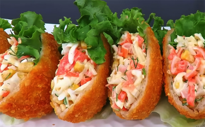 Прячем крабовый салат в хрустящие «кармашки»: порционная, праздничная подача