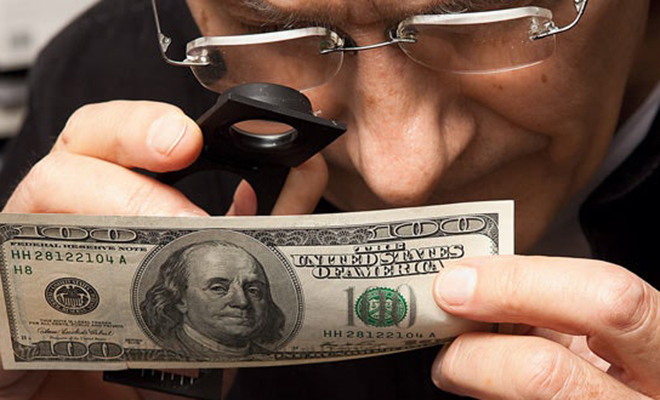 Скромный мужчина нигде не работал, но через 10 лет выяснилось он: рисовал дома деньги и все это время ими расплачивался