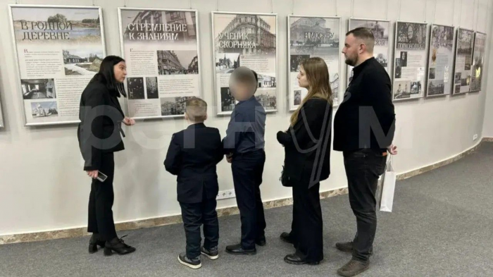 Семья, устроившая гендер-пати возле памятника Жукову, посетила музей Жукова