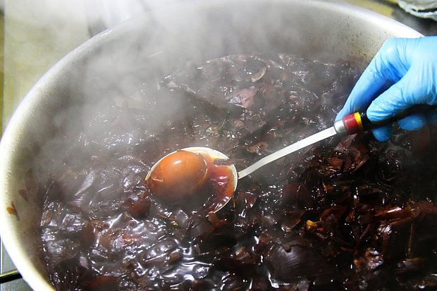 Как покрасить яйца на Пасху луковой шелухой: все способы