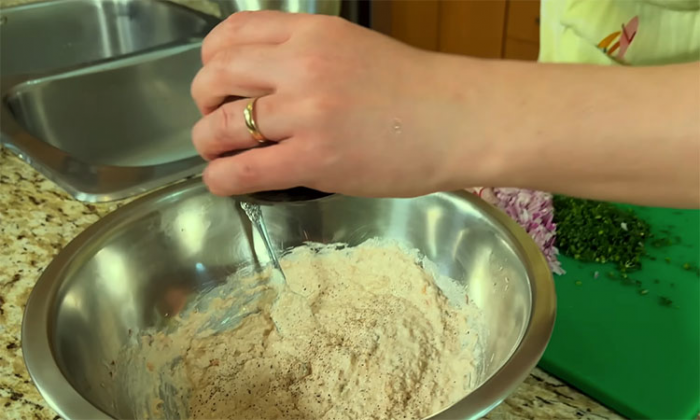 Сыпем макароны прямо в салат и добавляем консервы: за 20 минут праздничная закуска на столе