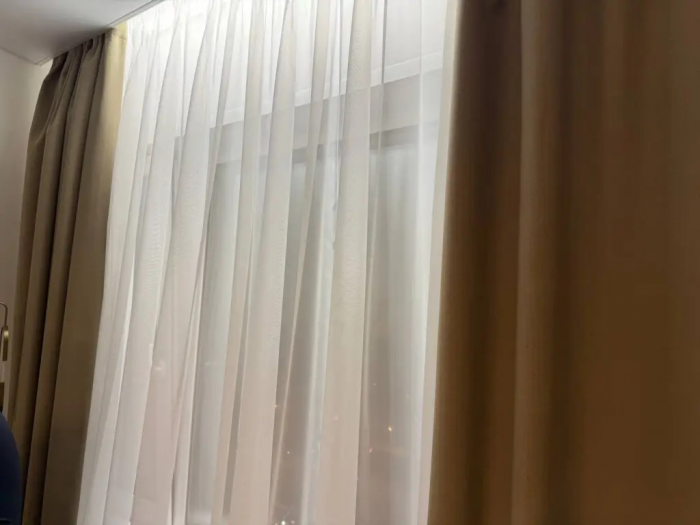 Шторы гладятся сами по себе: 0,5 колпачка в пульверизатор — и не нужно никакого утюга