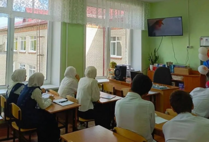 «Дикие отцы устроили разнос»: школу для коренных народов России в Ульяновске заполнили дети мигрантов в хиджабах