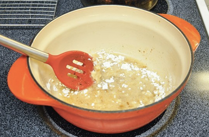 Грязную сковороду после мяса не моем, а за 5 минут делаем из остатков жарки ресторанный мясной соус