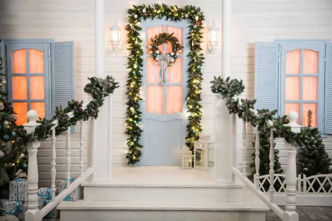 Самые популярные и необычные украшения дверей на Новый год (63 фото)