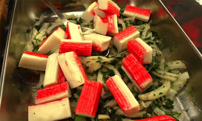 Смешали лук с крабовыми палочками. Простая закуска, которая всех удивит