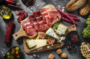 Важна закуска. Врач Данилов назвал удачные и опасные сочетания еды с вином