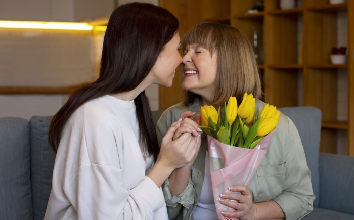 Что подарить на 8 марта: идеи подарков для близких женщин