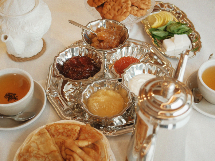 Театр в баре, парфюм от ресторана и новые открытия: чем удивляет Москва в марте