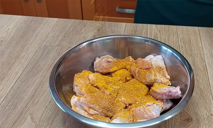 Идеальные куриные крылышки: показываем хитрый трюк с мукой для лучшей панировки