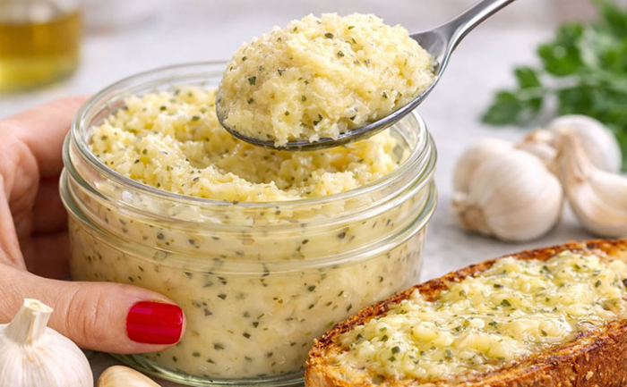 Чесночная паста на каждый день. Делает вкуснее суп, закуски и даже хлеб