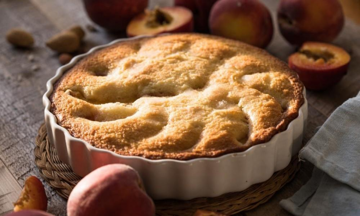 Пышная шарлотка с персиками