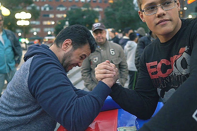 Ботаник преподал силовой урок самоуверенным качкам