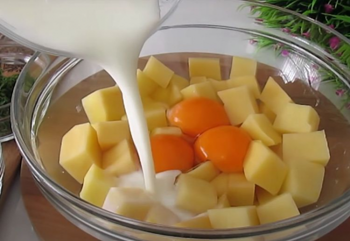 Добавляем в блинное тесто картофель. Добавляет изюминку во вкус и шикарно сочетается с мясной начинкой