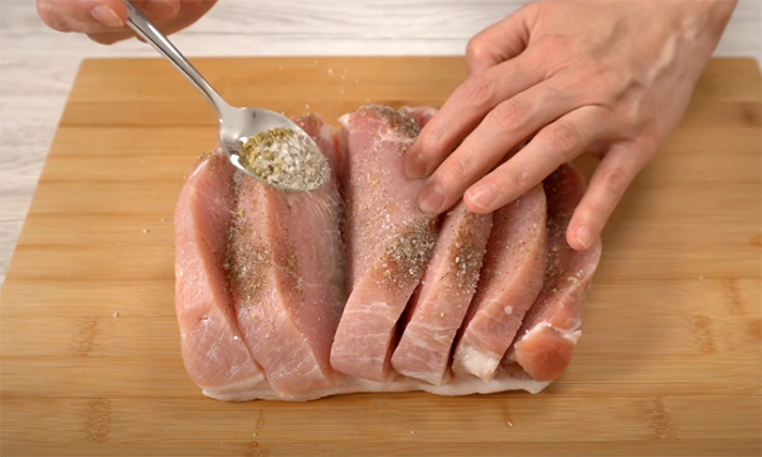 Добавляем запеченному мясу сок. Используем сало, чтобы оно пропитало куски