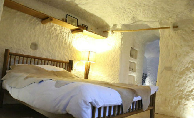 Соседи смеялись над семьей в пещере. Заглянули внутрь и прекратили: камень превратили в дворец