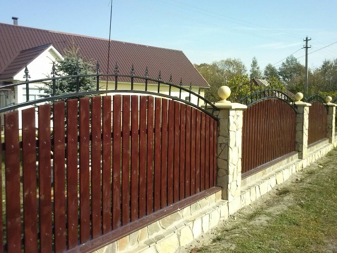 Кованые заборы: разновидности, преимущества и уход (102 фото)