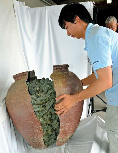 Строителям пришлось остановить работу: из земли показался огромный горшок с деньгами