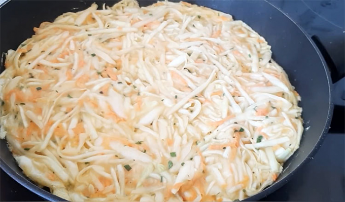 Капустный пирог на сковороде. Делается в два счета, можно готовить даже на завтрак