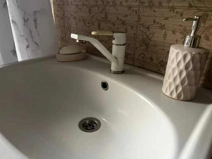 Шипит, пенится и прошибает засор насквозь: копеечный трюк для раковины, о котором молчат мастера